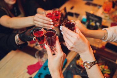İçkili kadehler ve kadeh kaldırma, parti.