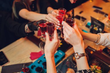 İçkili kadehler ve kadeh kaldırma, parti.