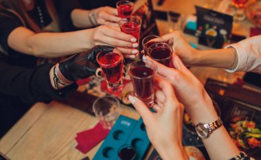 İçkili kadehler ve kadeh kaldırma, parti.