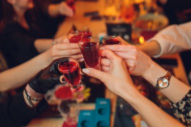 İçkili kadehler ve kadeh kaldırma, parti.