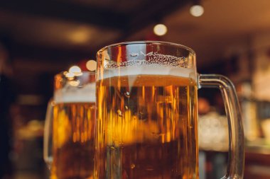 Karanlık bir barda bir bardak light bira..