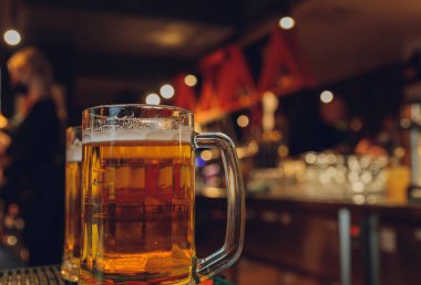 Karanlık bir barda bir bardak light bira..