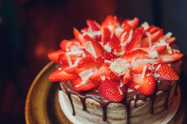 Gri ahşap arka planda çilekli tatlı pasta..