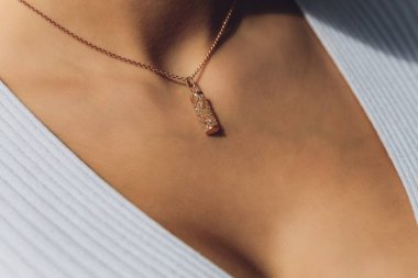 Glamour Shot 'daki Güzel Kolye' nin Detaylarını Kapat - Model 'in boynundaki güzel değerli bir parçanın resmi.