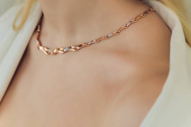 Glamour Shot 'daki Güzel Kolye' nin Detaylarını Kapat - Model 'in boynundaki güzel değerli bir parçanın resmi.