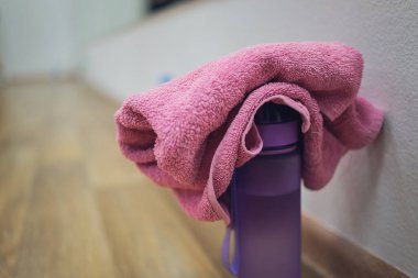 Spor salonundaki masada mavi havlu ve mavi karıştırıcı..