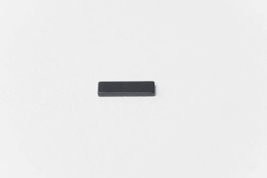 Kuzey ve güney kutuplu dikdörtgen mıknatıs beyaz arkaplanda izole edilmiş..