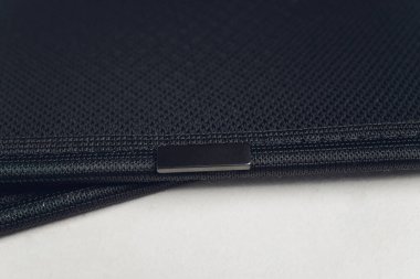 Kuzey ve güney kutuplu dikdörtgen mıknatıs beyaz arkaplanda izole edilmiş..