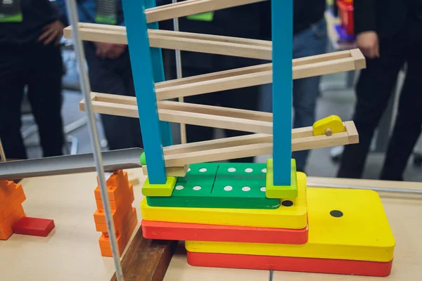 Ahşap bir inşaatçının çok renkli blokları. Anaokulu çocuklarının gelişimi kavramı. Kapat.