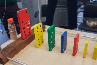 Ahşap bir inşaatçının çok renkli blokları. Anaokulu çocuklarının gelişimi kavramı. Kapat.