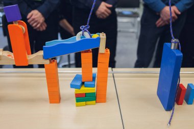 Ahşap bir inşaatçının çok renkli blokları. Anaokulu çocuklarının gelişimi kavramı. Kapat.