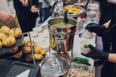 Yemek servisi. Etkinlik sırasında yemek olan restoran masası. Sığ görüş derinliği.