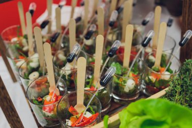 Yemek servisi. Etkinlik sırasında yemek olan restoran masası. Sığ görüş derinliği.