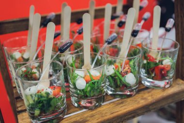 Yemek servisi. Etkinlik sırasında yemek olan restoran masası. Sığ görüş derinliği.