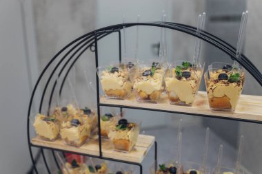 Yemek servisi. Etkinlik sırasında yemek olan restoran masası. Sığ görüş derinliği.