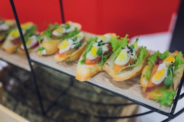 Yemek servisi. Etkinlik sırasında yemek olan restoran masası. Sığ görüş derinliği.