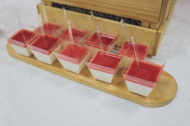 Yemek servisi. Etkinlik sırasında yemek olan restoran masası. Sığ görüş derinliği.