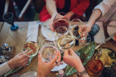 İçkili kadehler ve kadeh kaldırma, parti.