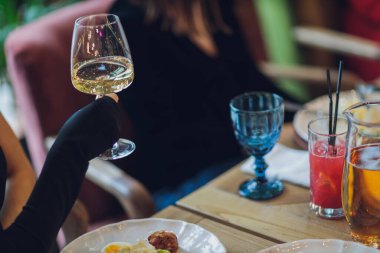 İçkili kadehler ve kadeh kaldırma, parti.