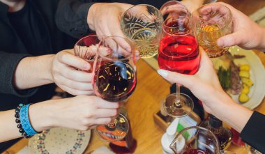 İçkili kadehler ve kadeh kaldırma, parti.