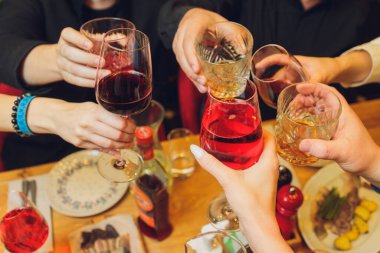 İçkili kadehler ve kadeh kaldırma, parti.