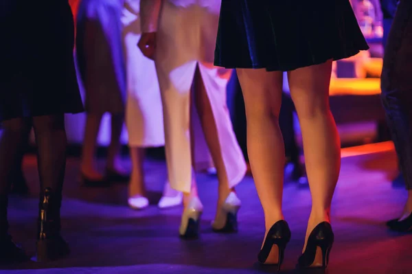 Tarz. Moda. Ayakkabılar. Yüksek kadınların siyah çizmeleri. Güzel kadın bacakları. — Stok fotoğraf