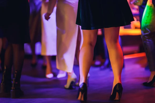 Tarz. Moda. Ayakkabılar. Yüksek kadınların siyah çizmeleri. Güzel kadın bacakları. — Stok fotoğraf