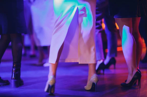 Estilo. moda. zapatos. botas negras altas para mujer. hermosas piernas femeninas. — Foto de Stock
