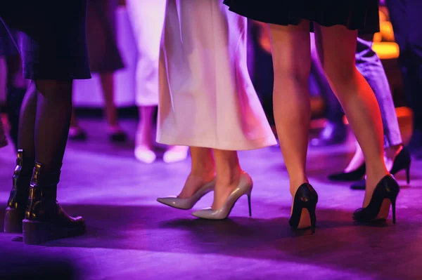 风格。时尚。鞋子。高个子女人的黑靴子漂亮的女性腿. — 图库照片