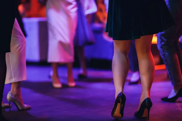Stílus. divat. cipők. magas női fekete csizma. gyönyörű női lábak. — Stock Fotó