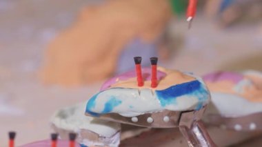 Diş laboratuarında diş protezi yapma süreci.