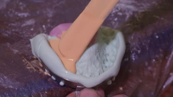 치과 실험실에서 치아 보철을 만드는 과정. — 비디오