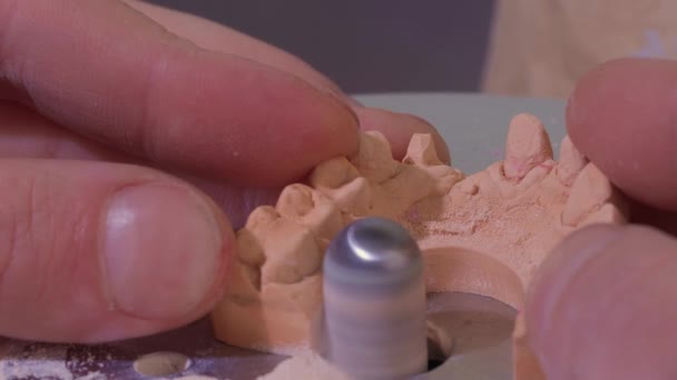 El proceso de hacer una prótesis dental en un laboratorio dental. — Vídeo de stock