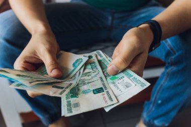 Rus rublesi bir iş adamının ellerinde..