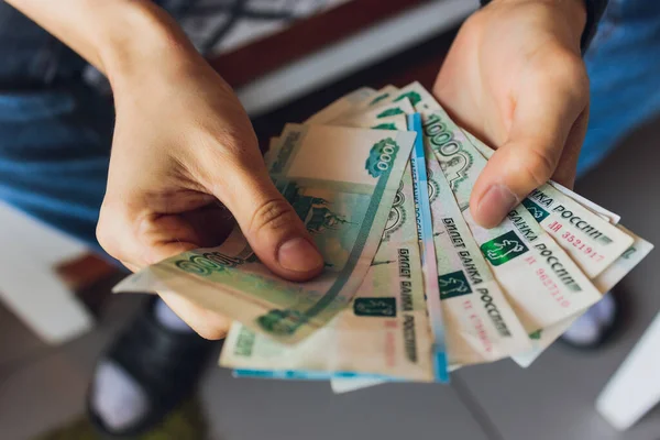 Российские рубли в руках бизнесмена. — стоковое фото