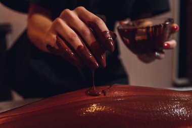 Güzellik salonunda çikolata maskeli bir kız..