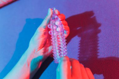 seks oyuncak - beyaz penis kollu kırmızı zemin üzerine.