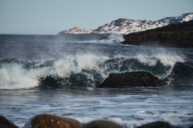 Buz dağlarının Kuzey Kutbu 'ndaki zaman aralıkları kar manzarası. Hiç kimse iklim değişikliğinin vahşi doğa manzarası değildir. Antarktika 'da buz dağıyla birlikte soğuk kış, beyaz karlı bulutlu bir günde..