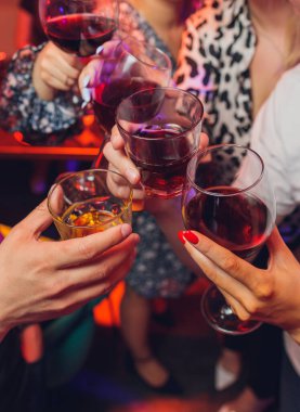 İçkili kadehler ve kadeh kaldırma, parti.