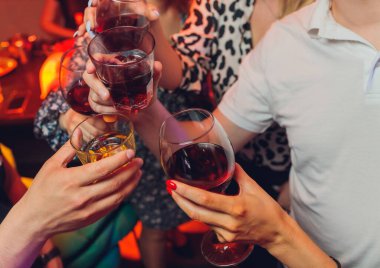 İçkili kadehler ve kadeh kaldırma, parti.