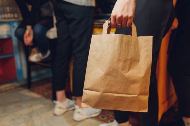Çağdaş kafe kahve dükkanında, yemek dağıtımında, kafe restoranında, hazır yemek servisinde müşterileri bekleyen tatlı kağıdı torbası..
