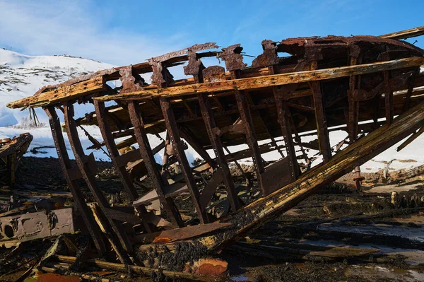 Luftfoto af et gammelt træskibsvrag ved stranden. Forvrængning af skonnert Raketa nær kysten. - Stock-foto