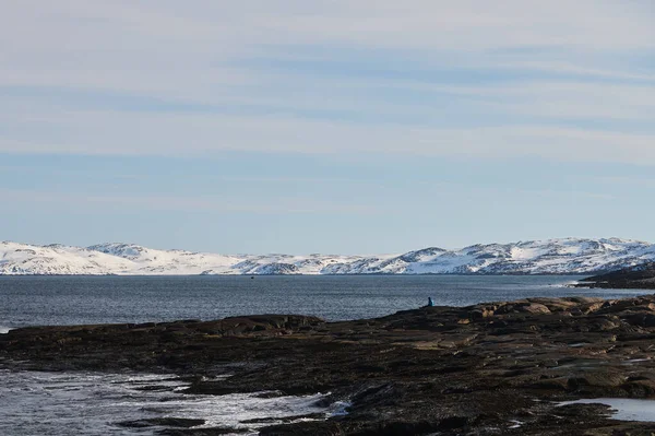 Arctische tijdspanne van ijsbergketens in het sneeuwlandschap. Niemand wilde natuur milieu landschap van klimaatverandering. Koude winter op witte sneeuwachtige dag met ijsberg gletsjerberg op Antarctica. — Stockfoto