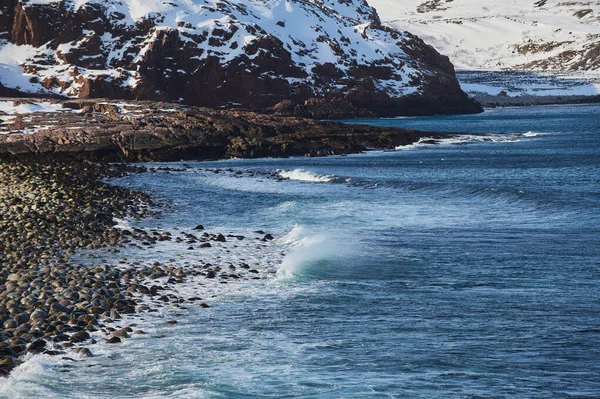 Buz dağlarının Kuzey Kutbu 'ndaki zaman aralıkları kar manzarası. Hiç kimse iklim değişikliğinin vahşi doğa manzarası değildir. Antarktika 'da buz dağıyla birlikte soğuk kış, beyaz karlı bulutlu bir günde.. — Stok fotoğraf