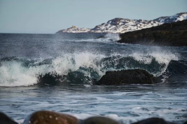 Timelapse artico di catene montuose di ghiaccio a paesaggio di neve. Nessuno ambiente naturale selvaggio scenario del cambiamento climatico. Inverno freddo a bianco nevoso giornata nuvolosa con iceberg monte ghiacciaio in Antartide. — Foto Stock