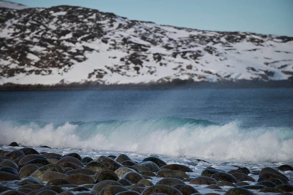 Arctische tijdspanne van ijsbergketens in het sneeuwlandschap. Niemand wilde natuur milieu landschap van klimaatverandering. Koude winter op witte sneeuwachtige dag met ijsberg gletsjerberg op Antarctica. — Stockfoto