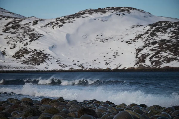 雪景色における氷の山の範囲の北極のタイムラプス。気候変動の誰も野生の自然環境の風景。南極の氷山氷河のマウントと白雪の曇りの日で寒い冬. — ストック写真