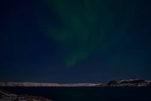 해 가 뜨기 전에 고요 한 들판의 북극광. — 스톡 사진