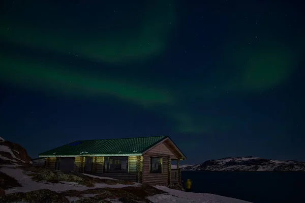 해 가 뜨기 전에 고요 한 들판의 북극광. — 스톡 사진