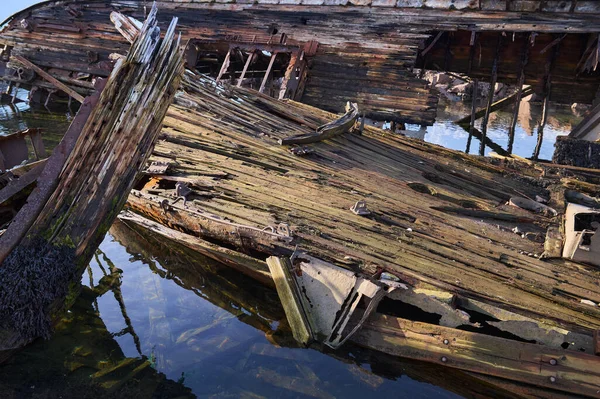 Luftaufnahme eines alten hölzernen Schiffswracks am Strand. Wrackteil des Schoner Raketa in Küstennähe. — Stockfoto